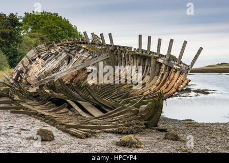 Bateau en décomposition dans l'épave d'Afon Goch près de l'estuaire, Dulas Anglesey, au Pays de Galles Banque D'Images