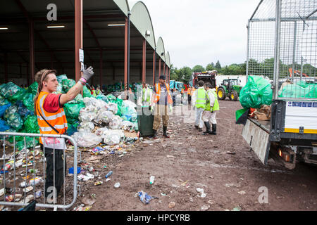 Le centre de recyclage à Glastonbury. Il en coûte 780 000 € pour disposer et recycler les déchets au festival de Glastonbury. Le personnel du centre sont des bénévoles Banque D'Images