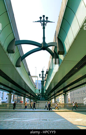 Autoroute métropolitaine s'étend au-dessus du pont Nihonbashi Chuo à Tokyo Japon Banque D'Images