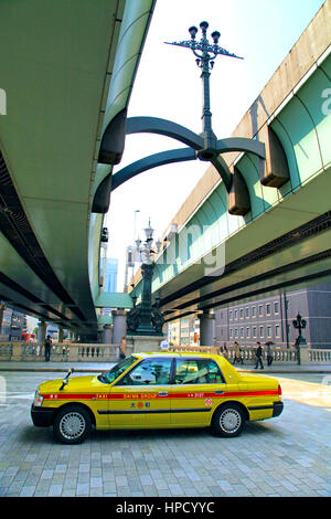 Autoroute métropolitaine s'étend au-dessus du pont Nihonbashi Chuo à Tokyo Japon Banque D'Images