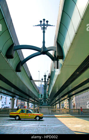 Autoroute métropolitaine s'étend au-dessus du pont Nihonbashi Chuo à Tokyo Japon Banque D'Images