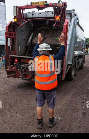 Le centre de recyclage à Glastonbury. Il en coûte 780 000 € pour disposer et recycler les déchets au festival de Glastonbury. Le personnel du centre sont des bénévoles Banque D'Images