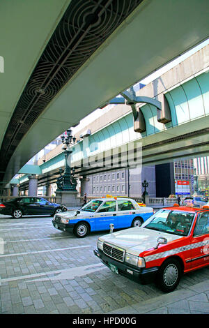 Autoroute métropolitaine s'étend au-dessus du pont Nihonbashi Chuo à Tokyo Japon Banque D'Images