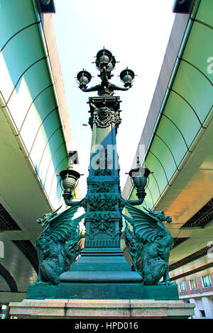 Autoroute métropolitaine s'étend au-dessus du pont Nihonbashi Chuo à Tokyo Japon Banque D'Images