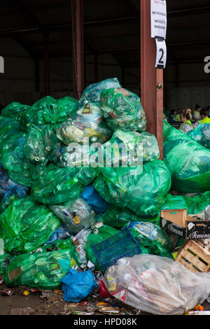 Le centre de recyclage à Glastonbury. Il en coûte 780 000 € pour disposer et recycler les déchets au festival de Glastonbury. Le personnel du centre sont des bénévoles Banque D'Images