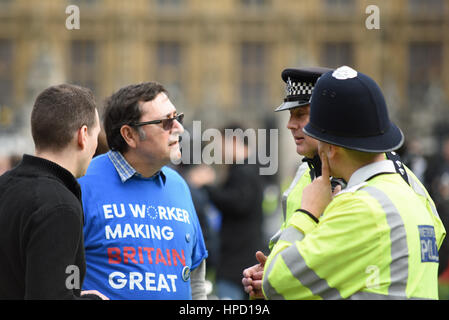 La police parle aux manifestants lors de la manifestation anti-racisme anti-Brexit sur Parliament Square, Londres, Royaume-Uni Banque D'Images