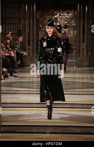 London Fashion Week Fashion Catwalk 2017 Feb Scout .... Banque D'Images