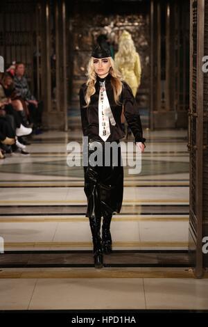 London Fashion Week Fashion Catwalk 2017 Feb Scout .... Banque D'Images