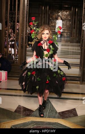 London Fashion Week Fashion Catwalk 2017 Feb Scout .... Banque D'Images