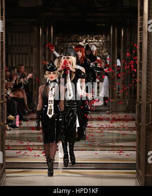 London Fashion Week Fashion Catwalk 2017 Feb Scout .... Banque D'Images