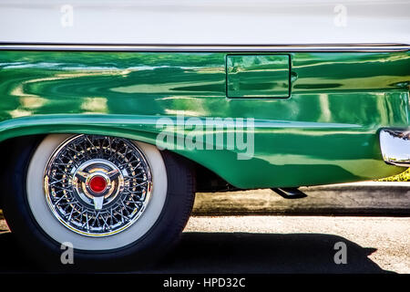 L'extrémité arrière d'une voiture américaine classique dans le sud de la Californie. Banque D'Images