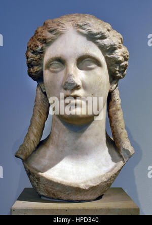 Apollon ou Artémis ? Cette tête, acquis à Athènes en 1844, a été pendant de nombreuses années décrite simplement comme 'une femme chef'. Marbre de Paros. Hauteur 56 cm. Époque hellénistique, 330-300 BC. Banque D'Images