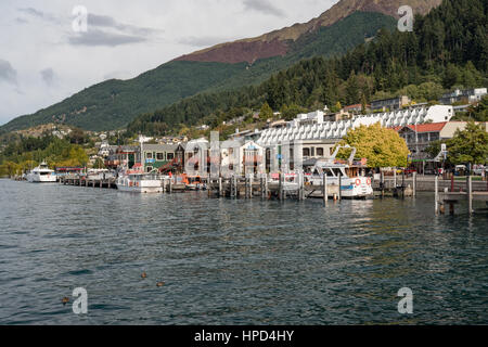 Sur le lac Wakatipu et waterfront à Queenstown. L'île du Sud, Nouvelle-Zélande. Banque D'Images