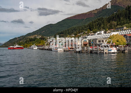 Sur le lac Wakatipu et waterfront à Queenstown. L'île du Sud, Nouvelle-Zélande. Banque D'Images