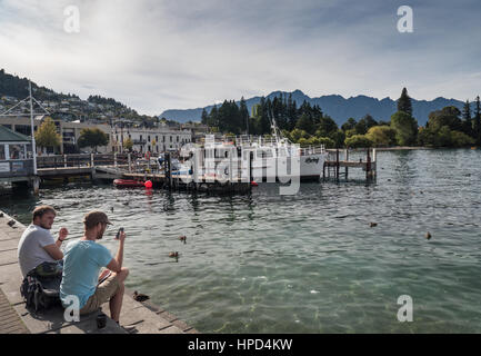 Sur le lac Wakatipu et waterfront à Queenstown. L'île du Sud, Nouvelle-Zélande. Banque D'Images