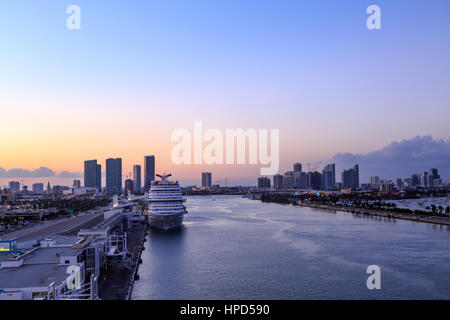 Au port de Miami, Miami, Floride - le 27 novembre 2016 : Carnival Cruise ship vista ancré au port de Miami pendant le coucher du soleil. Banque D'Images