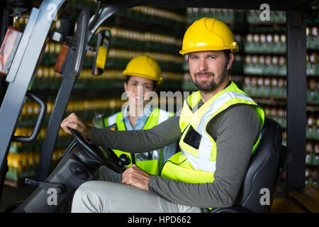 Portrait of smiling les ouvriers d'usine en usine Banque D'Images