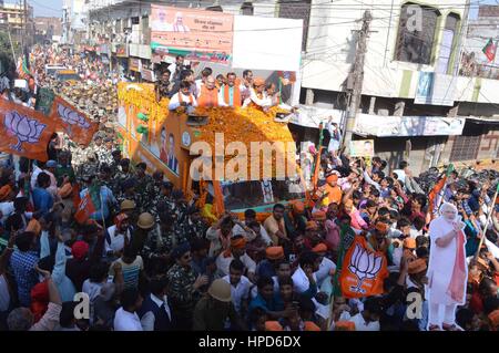 Allahabad, Inde. Feb 21, 2017. Bharatiya Janata Party (BJP) Président Amit Shah, chef de parti Keshav Prasad Maurya et secrétaire général national du BJP lors d'Anil Jain, un road show pour la prochaine élection de l'Assemblée législative de l'Uttar Pradesh. Credit : Prabhat Kumar Verma/Pacific Press/Alamy Live News Banque D'Images