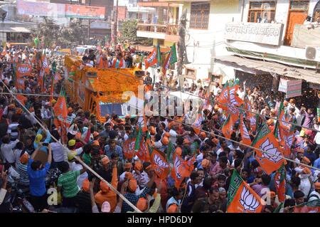 Allahabad, Inde. Feb 21, 2017. Bharatiya Janata Party (BJP) Président Amit Shah, chef de parti Keshav Prasad Maurya et secrétaire général national du BJP lors d'Anil Jain, un road show pour la prochaine élection de l'Assemblée législative de l'Uttar Pradesh. Credit : Prabhat Kumar Verma/Pacific Press/Alamy Live News Banque D'Images