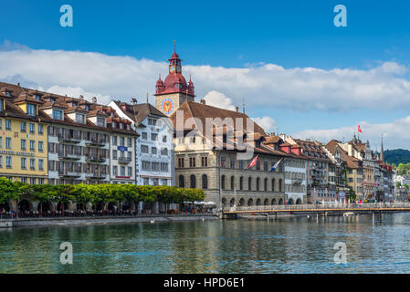 Lucerne, Suisse - 24 mai 2016 : Architecture de Lucerne. Vue de l'hôtel de ville sur la rivière Reuss, dans la vieille ville de Lucerne, en Suisse. Banque D'Images