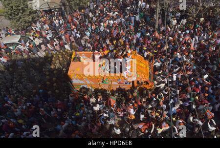 Allahabad, Inde. Feb 21, 2017. Bharatiya Janata Party (BJP) Président Amit Shah, chef de parti Keshav Prasad Maurya et secrétaire général national du BJP lors d'Anil Jain, un road show pour la prochaine élection de l'Assemblée législative de l'Uttar Pradesh. Credit : Prabhat Kumar Verma/Pacific Press/Alamy Live News Banque D'Images