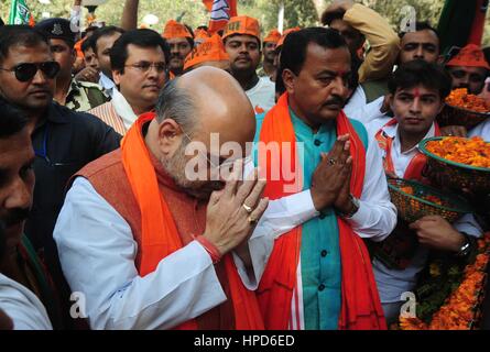 Allahabad, Inde. Feb 21, 2017. Bharatiya Janata Party (BJP) Président Amit Shah, chef de parti Keshav Prasad Maurya et secrétaire général national du BJP lors d'Anil Jain, un road show pour la prochaine élection de l'Assemblée législative de l'Uttar Pradesh. Credit : Prabhat Kumar Verma/Pacific Press/Alamy Live News Banque D'Images