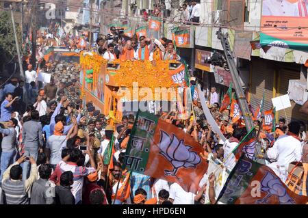 Allahabad, Inde. Feb 21, 2017. Bharatiya Janata Party (BJP) Président Amit Shah, chef de parti Keshav Prasad Maurya et secrétaire général national du BJP lors d'Anil Jain, un road show pour la prochaine élection de l'Assemblée législative de l'Uttar Pradesh. Credit : Prabhat Kumar Verma/Pacific Press/Alamy Live News Banque D'Images