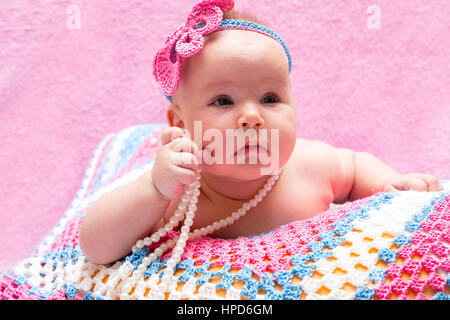 Un mignon bébé nouveau-né fille dormir. Sweet Little baby portrait. Utiliser la photo pour représenter la vie, de la petite enfance ou d'être parent Banque D'Images