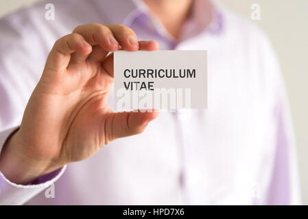 Gros plan sur businessman holding une carte avec texte CV CURRICULUM VITAE, concept d'image avec arrière-plan flou Banque D'Images