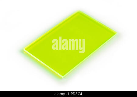 Une photo d'un blanc translucide vert vibrant metacrilate carte sur fond blanc Banque D'Images