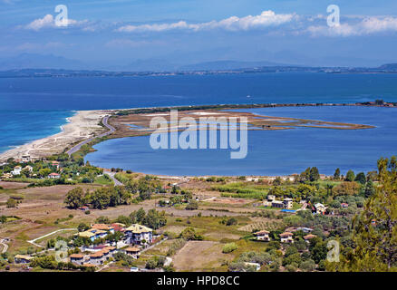 Vue panoramique sur la péninsule d''Agios Ioannis, plage et lagon à l'île de Lefkada, dans la mer ionienne, en Grèce Banque D'Images