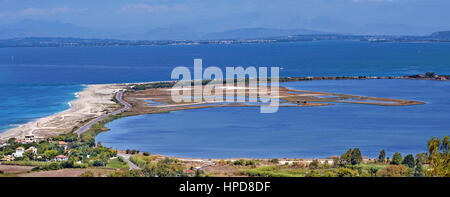 Vue panoramique sur la péninsule d''Agios Ioannis, plage et lagon à l'île de Lefkada, dans la mer ionienne, en Grèce Banque D'Images