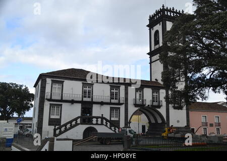 Église intéressante à Ribeira Grande, ville pittoresque sur l'île de São Miguel, Açores, Portugal. Banque D'Images