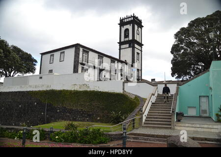 Église intéressante à Ribeira Grande, ville pittoresque sur l'île de São Miguel, Açores, Portugal. Banque D'Images