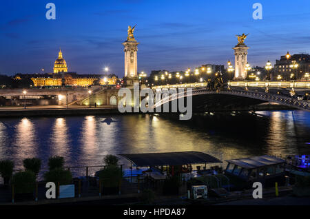 Paris Pont Alexandre III et l'Hôtel National des Invalides Banque D'Images