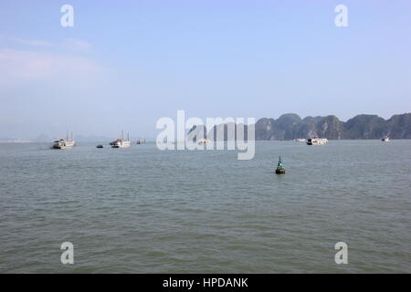 Junk bateaux dans la baie d'Halong, Vietnam Banque D'Images