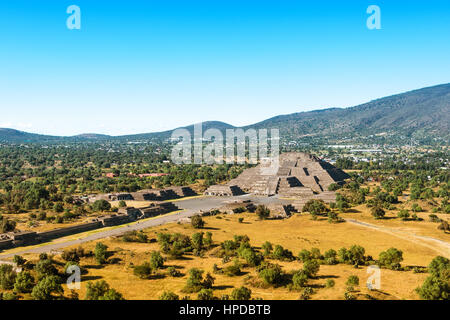 Pyramide de la lune avec la Plaza de la lune et une partie de l'Avenue des Morts vu de la pyramide du Soleil à Teotihuacan San Joan, près de Mexique Banque D'Images