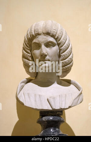 Rome. L'Italie. Portrait féminin romaine typique avec coiffure de femmes de la dynastie famille dans les années 200-210 AD. Les musées du Capitole. Musei Capitolini. Banque D'Images