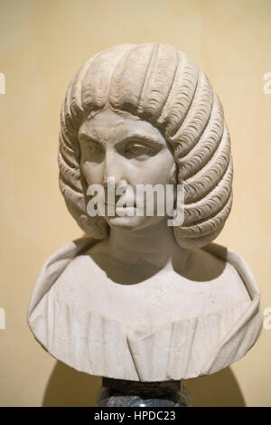 Rome. L'Italie. Portrait féminin romaine typique avec coiffure de femmes de la dynastie famille dans les années 200-210 AD. Les musées du Capitole. Musei Capitolini. Banque D'Images