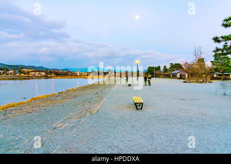 Riverside Arashiyama zone touristique de nuit à Kyoto Banque D'Images