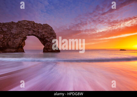 La Durdle Door arch rock sur la côte du Dorset du sud de l'Angleterre au coucher du soleil. Banque D'Images