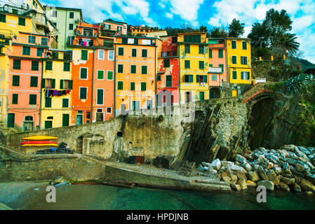 Riomaggiore village sur falaise rochers et mer au coucher du soleil., Paysage marin dans cinq terres, Parc National des Cinque Terre, la Ligurie Italie Europe. Banque D'Images