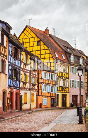 Colmar, Petit Venise, street, lampe et traditionnelles à colombages de maisons colorées. Alsace, France. Banque D'Images