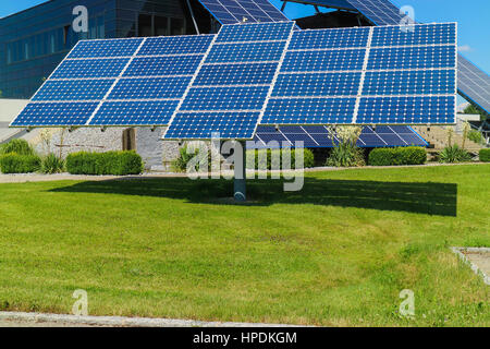 Power Plant à l'aide d'énergie solaire renouvelable avec soleil. L'été Banque D'Images