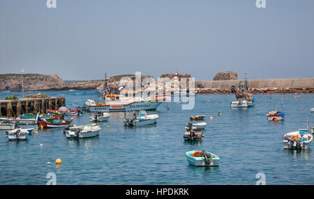 Portugal, Algarve, Porto da Baleeira Sagres, vue sur le port de pêche de Sagres Banque D'Images