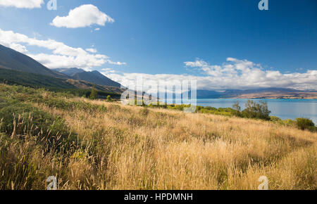 Murchison, Canterbury, Nouvelle-Zélande. Vue vers le nord le long du lac Pukaki d'Peters Lookout, les Alpes du Sud entourée de nuages. Banque D'Images