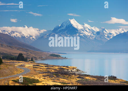 Murchison, Canterbury, Nouvelle-Zélande. Vue de Peters Lookout le long lac Pukaki tranquille au sommet enneigé du parc Aoraki/Mount Cook. Banque D'Images