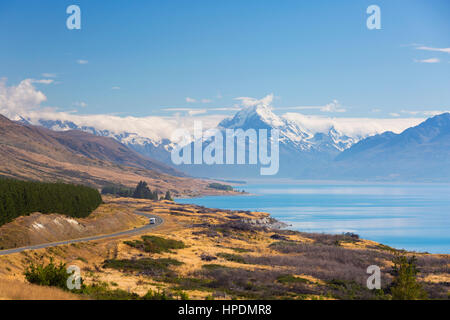 Murchison, Canterbury, Nouvelle-Zélande. Vue de Peters Lookout le long lac Pukaki tranquille au sommet enneigé du parc Aoraki/Mount Cook. Banque D'Images