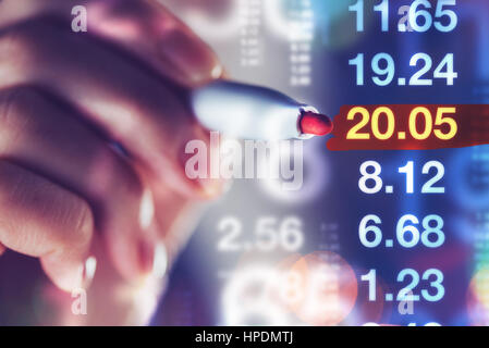 Le suivi des indicateurs du marché boursier femme d'affaires, de commerce et de l'économie concept Banque D'Images