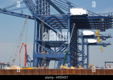 Une vue en gros plan d'une partie des grues géantes utilisées pour le chargement et le déchargement des cargaisons de conteneur terminal à conteneurs à Felixstowe, Royaume-Uni Banque D'Images